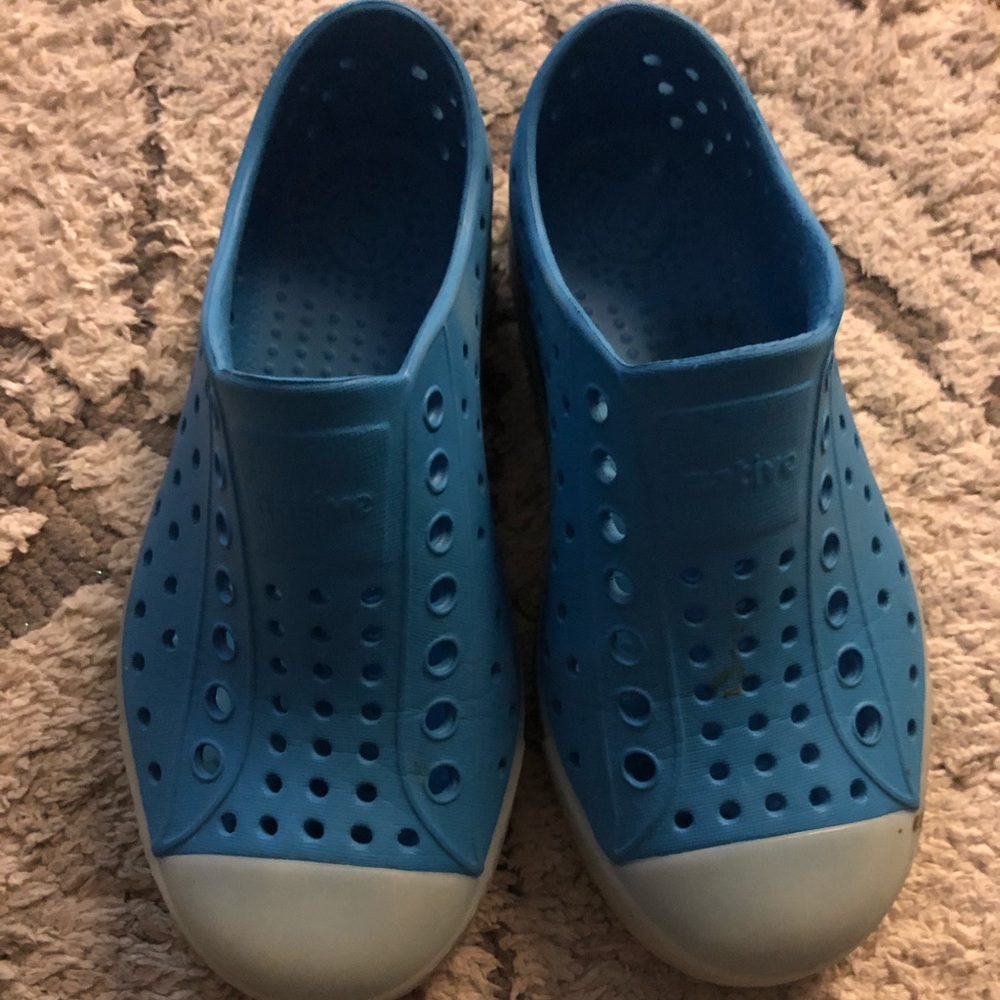 Blue glow in the dark natives size 11